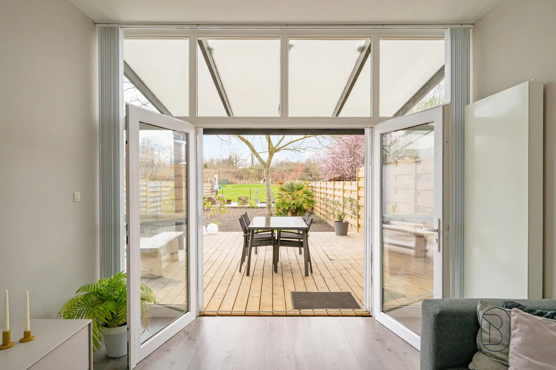 Gerenoveerde rijwoning met 2 SLK en zuidgerichte tuin foto 2