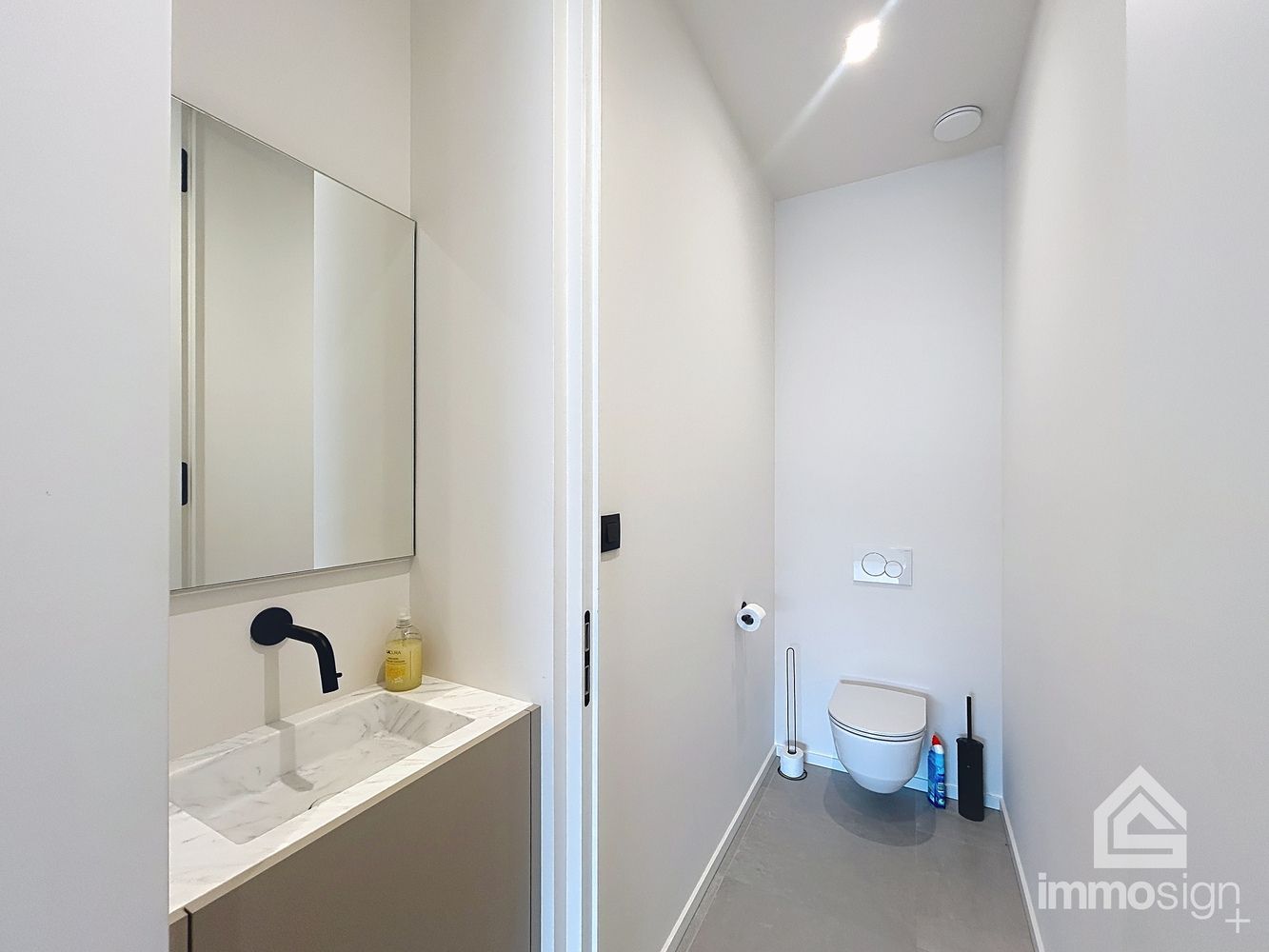 Modern afgewerkte kantoor- of praktijkruimte te Bocholt! foto 7