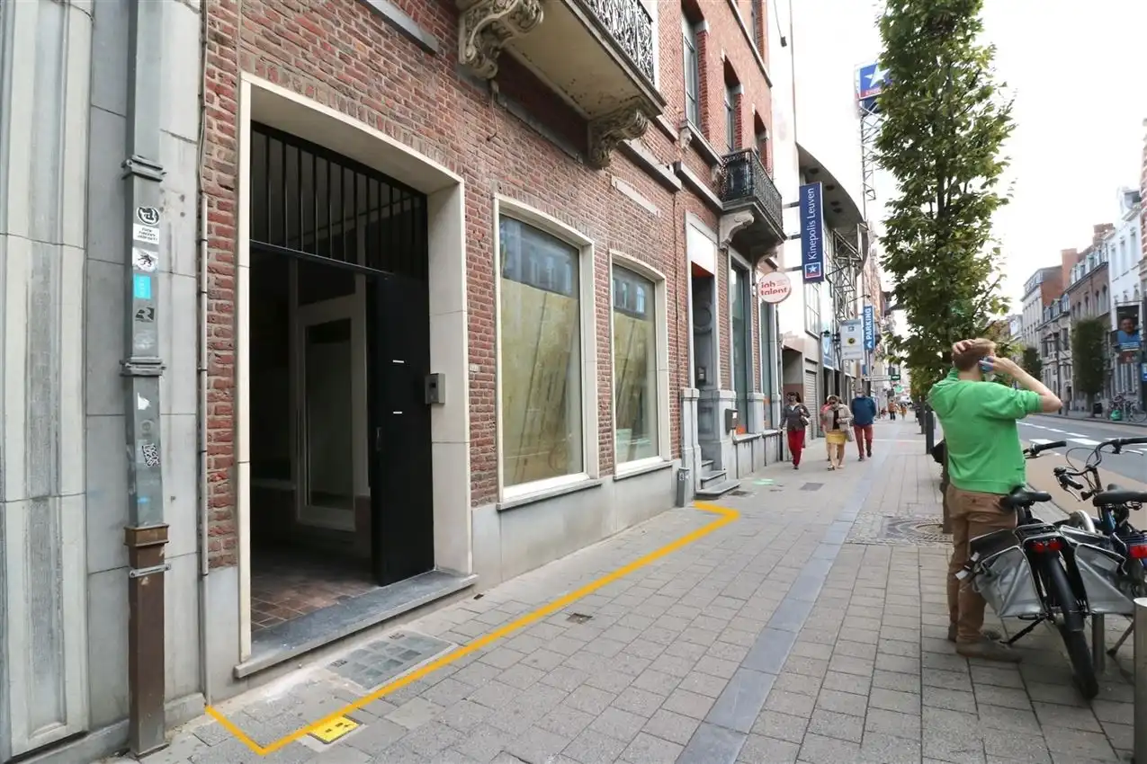 Volledig vernieuwde handelszaak op ideale locatie foto 3