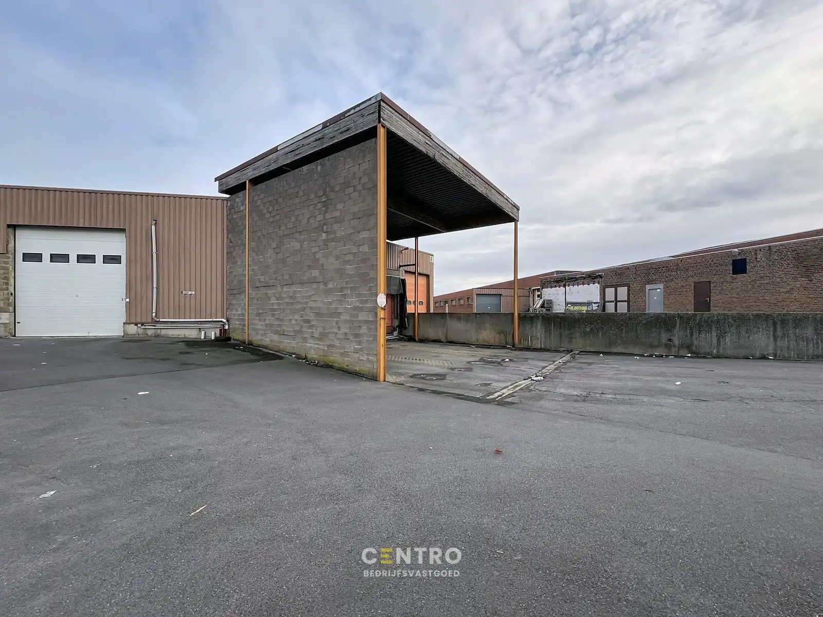 Logistieke LOODS/MAGAZIJN van ± 520m2 met 5 poorten waarvan 3 loskades TE ROESELARE ! foto 2