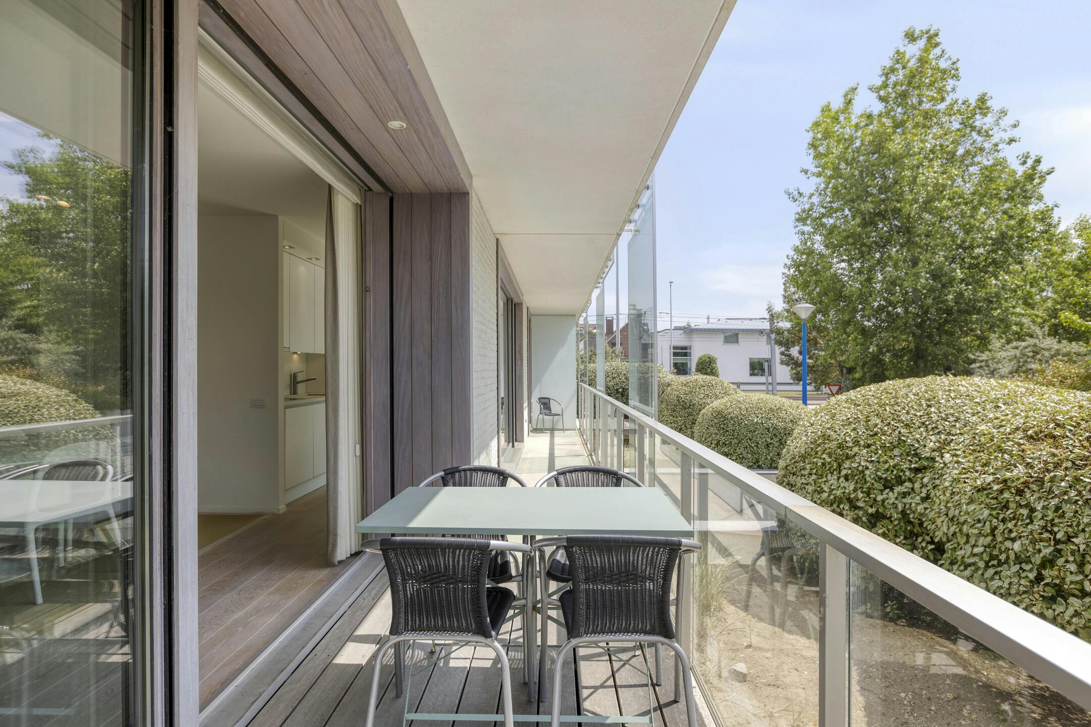 Modern appartement van Rietveld op enkele passen van zee! foto 7