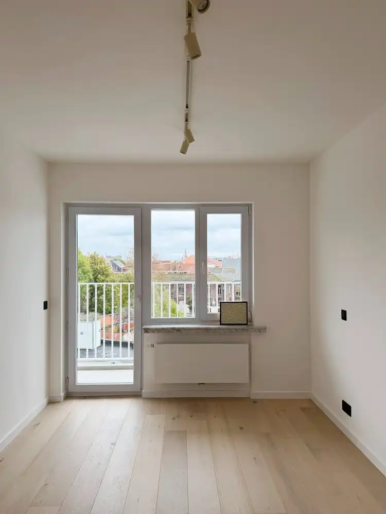 Bijzonder aantrekkelijk gerenoveerd appartement langs de Coupure met hoogwaardig gerenoveerd interieur en twee terrassen foto 10