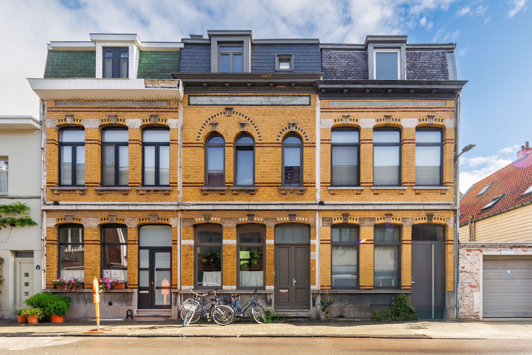 Berchem op z’n best: authentiek huis, bruisende buurt foto {{pictureIndex}}