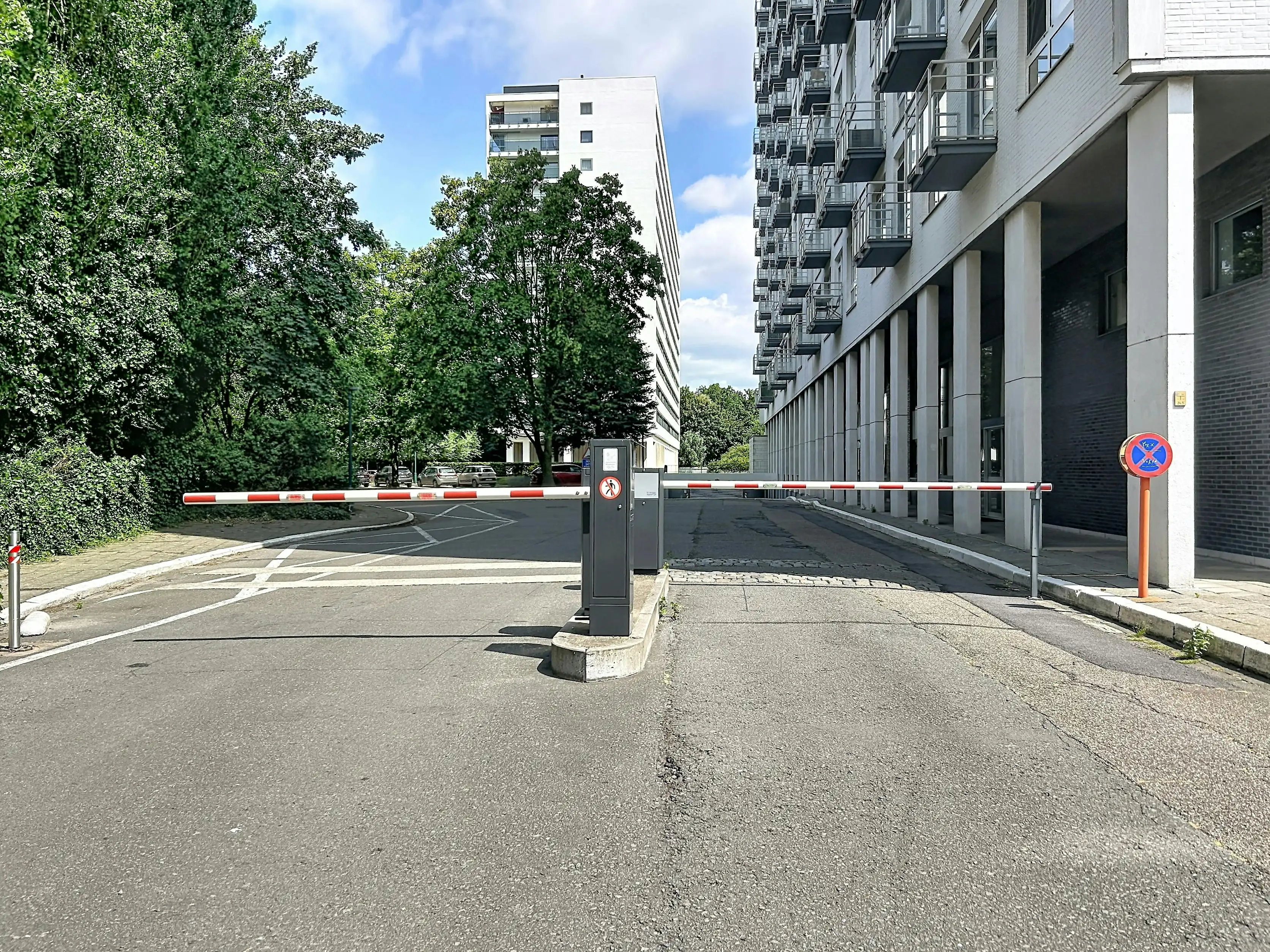 Autostaanplaats te koop aan het Rucaplein in Wilrijk  foto 2