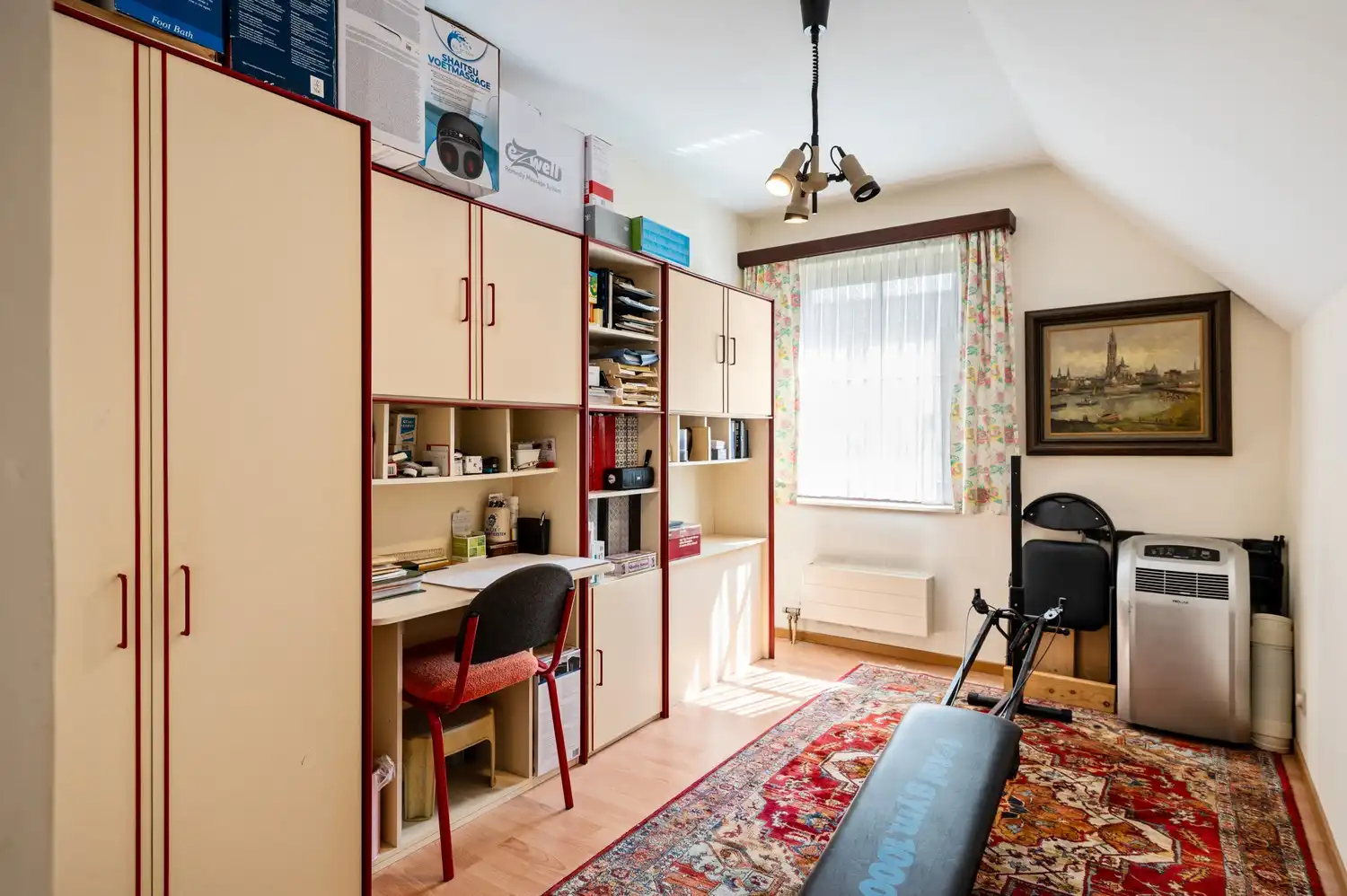 Ruime gezinswoning met 3 slaapkamers, veranda, garage en zonnige tuin foto 10