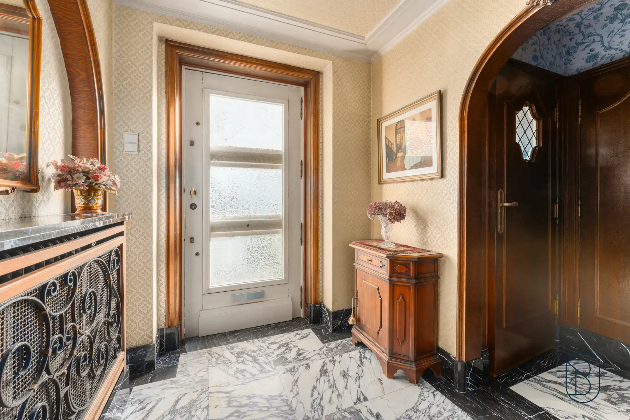 Topgelegen op te frissen herenwoning met ruime garage foto 4