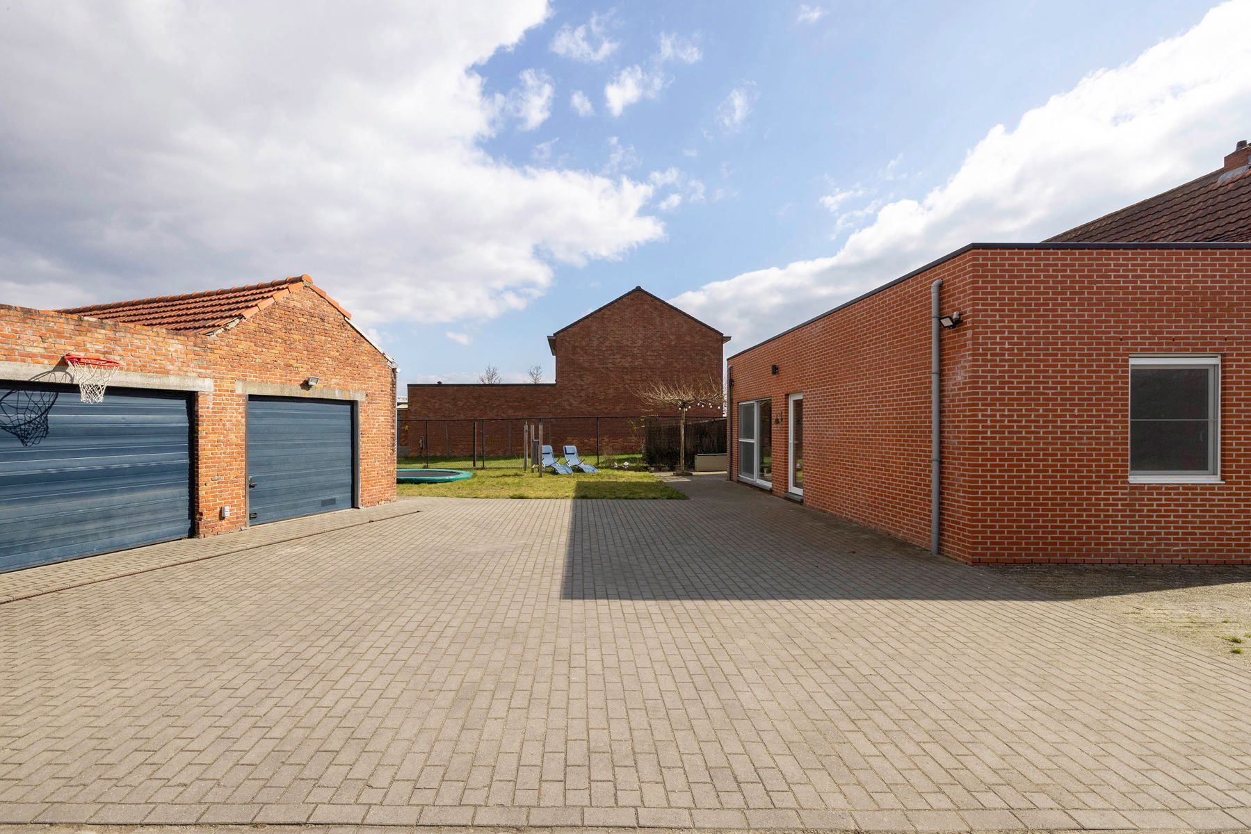 OB met o.a. 5 slaapkamers, 2 badkamers en ruim magazijn foto 35
