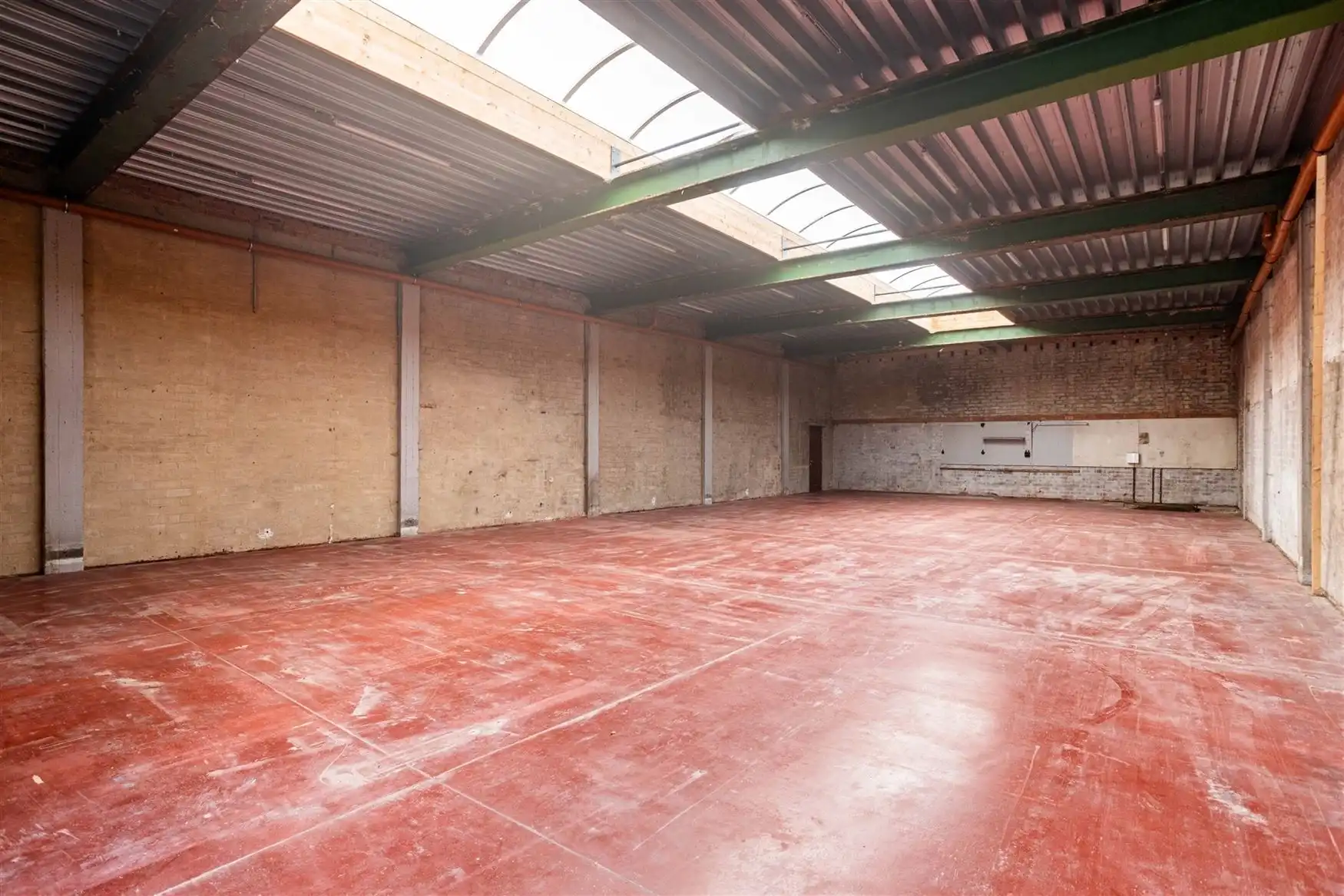 Commercieel gelijkvloers met duplex en loods van ca. 240m² foto {{pictureIndex}}