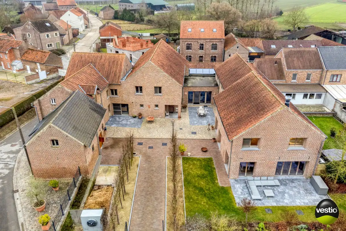 HOEVEWONING OP 64A59CA IN EEN LANDELIJKE OMGEVING. foto {{pictureIndex}}