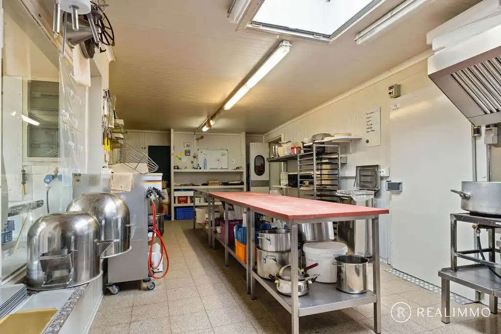 Veelzijdig handelspand met woonst op topligging in hartje Moen foto 8