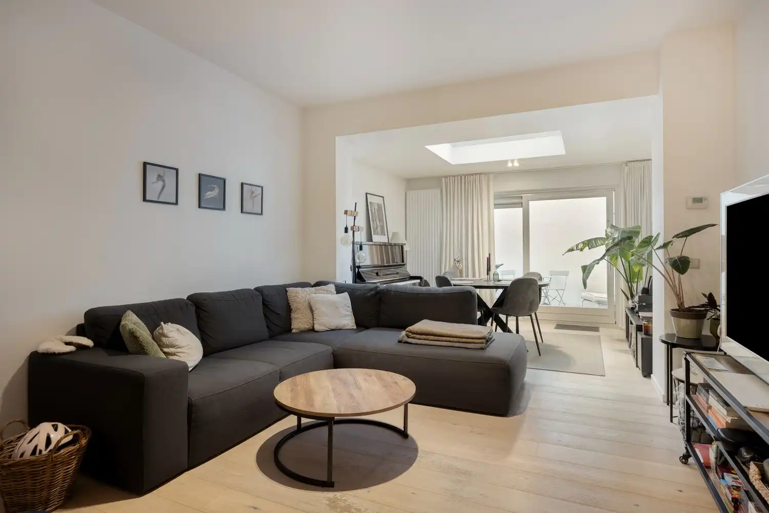 Karaktervolle en gerenoveerde stadswoning met drie ruime slaapkamers en stadstuin foto 2