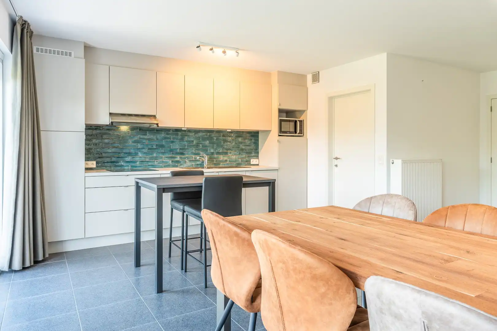 Lichtrijk appartement met twee slaapkamers en terras en grote garage. foto 4
