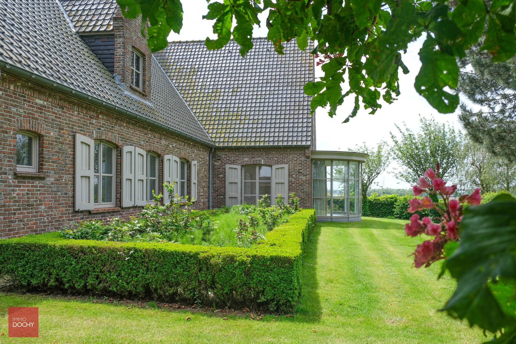 Landelijk gelegen standingvolle VILLA met toegangsweg foto 14