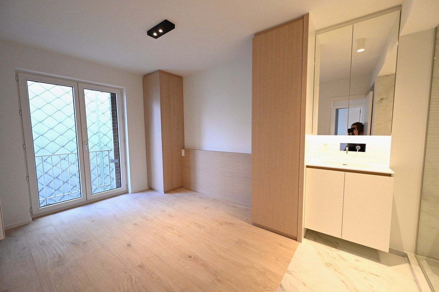 ONGEMEUBELD - NIEUW - Luxueus gerenoveerd appartement met 3 slaapkamers en met een OPEN ZICHT op het Burgemeester Frans Desmidtplein. foto 18