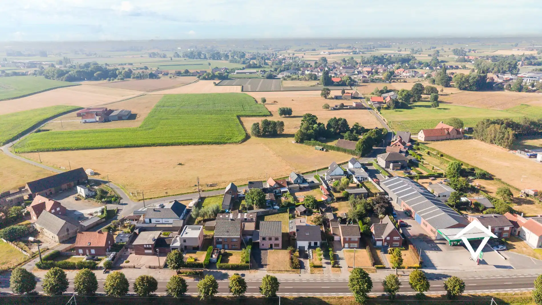Ruime, energiezuinige gezinswoning met 6 slaapkamers, carport en zuidgerichte tuin foto 2