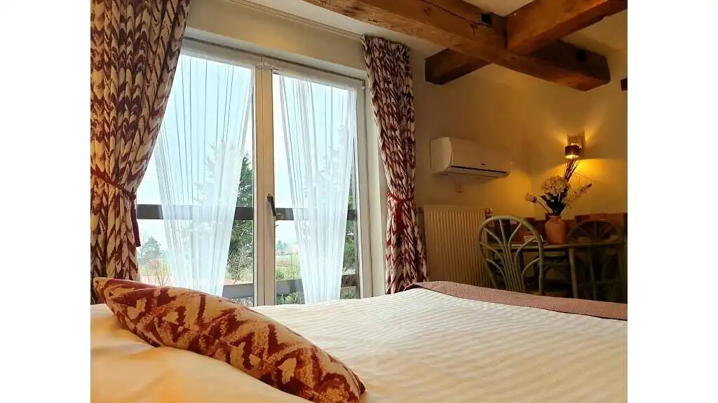 Charmehotel met 10 kamers te koop in Oudenburg foto 8