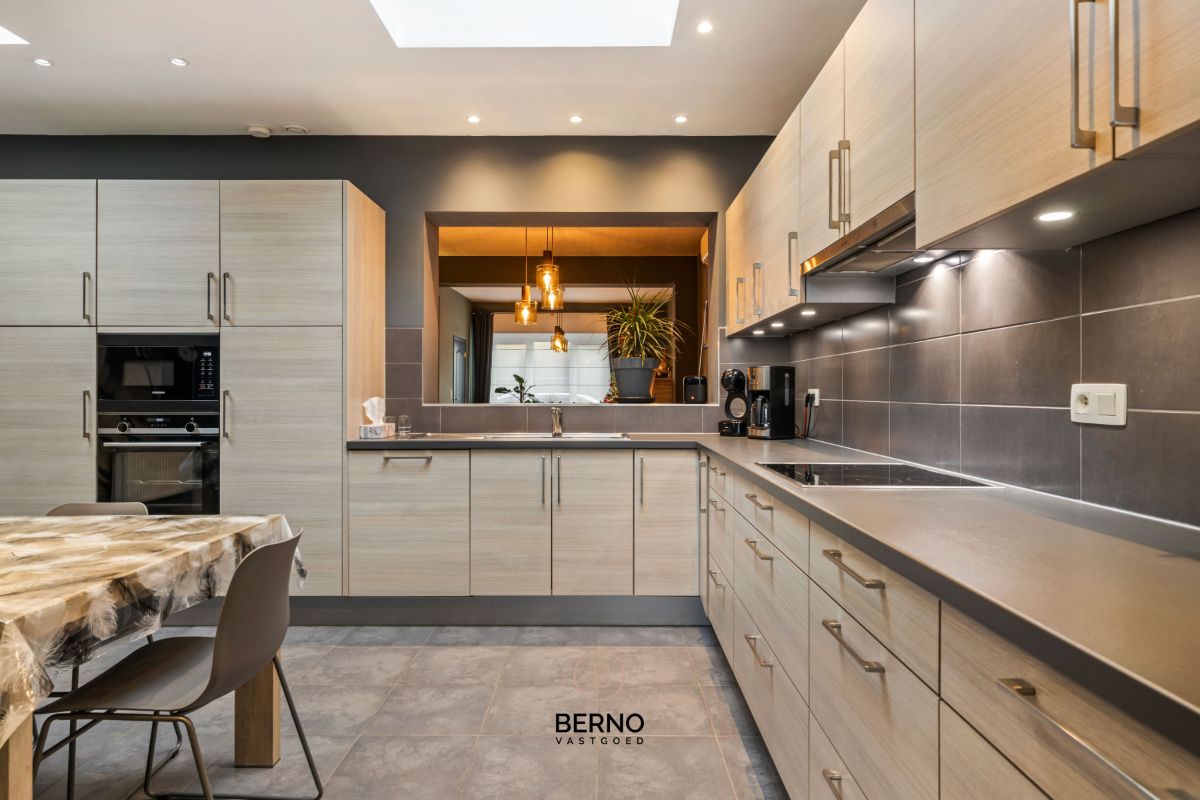 Ruime, gerenoveerde woning met knappe tuin foto 9