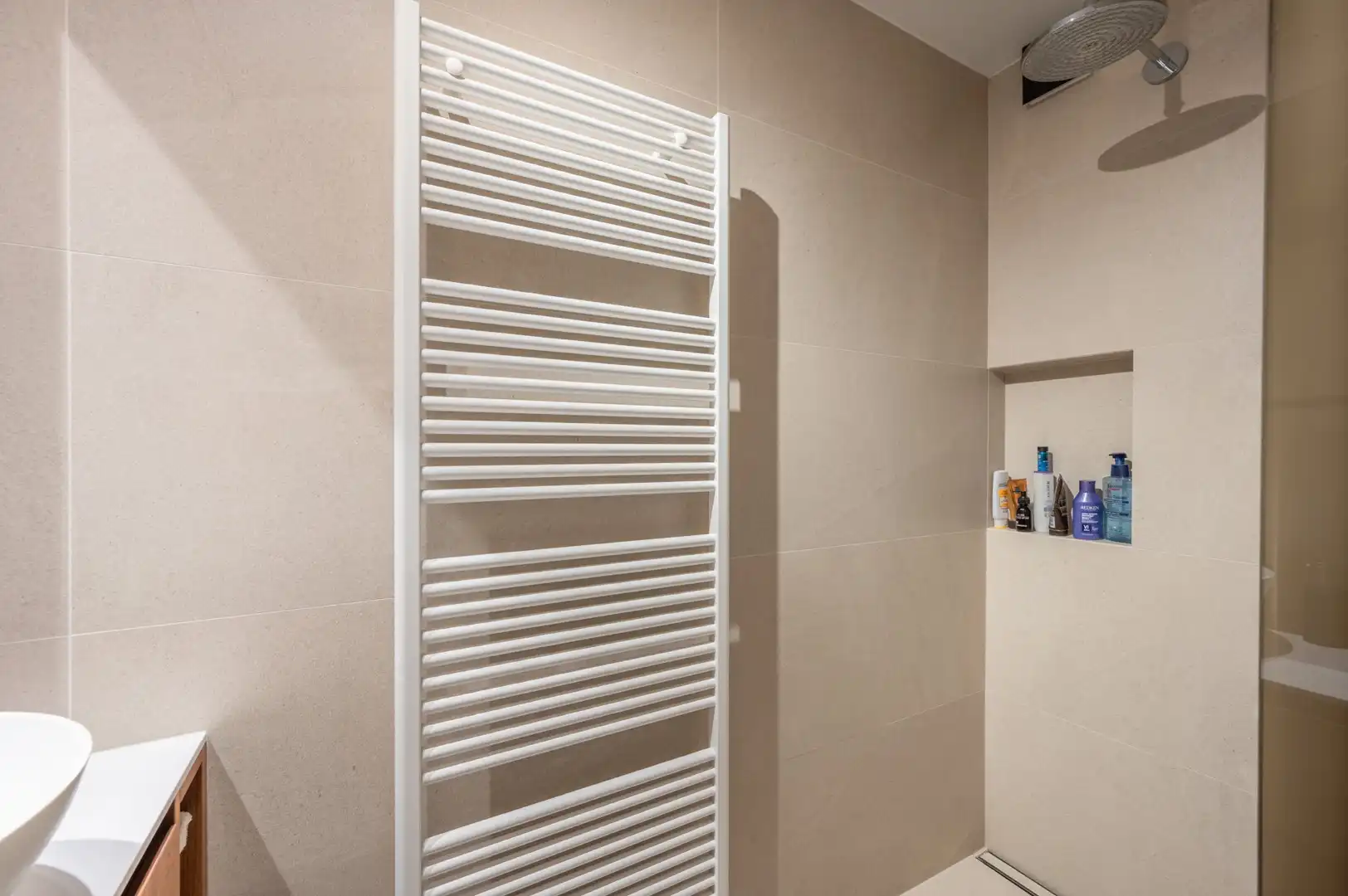 Designappartement met panoramisch zeezicht! foto 17