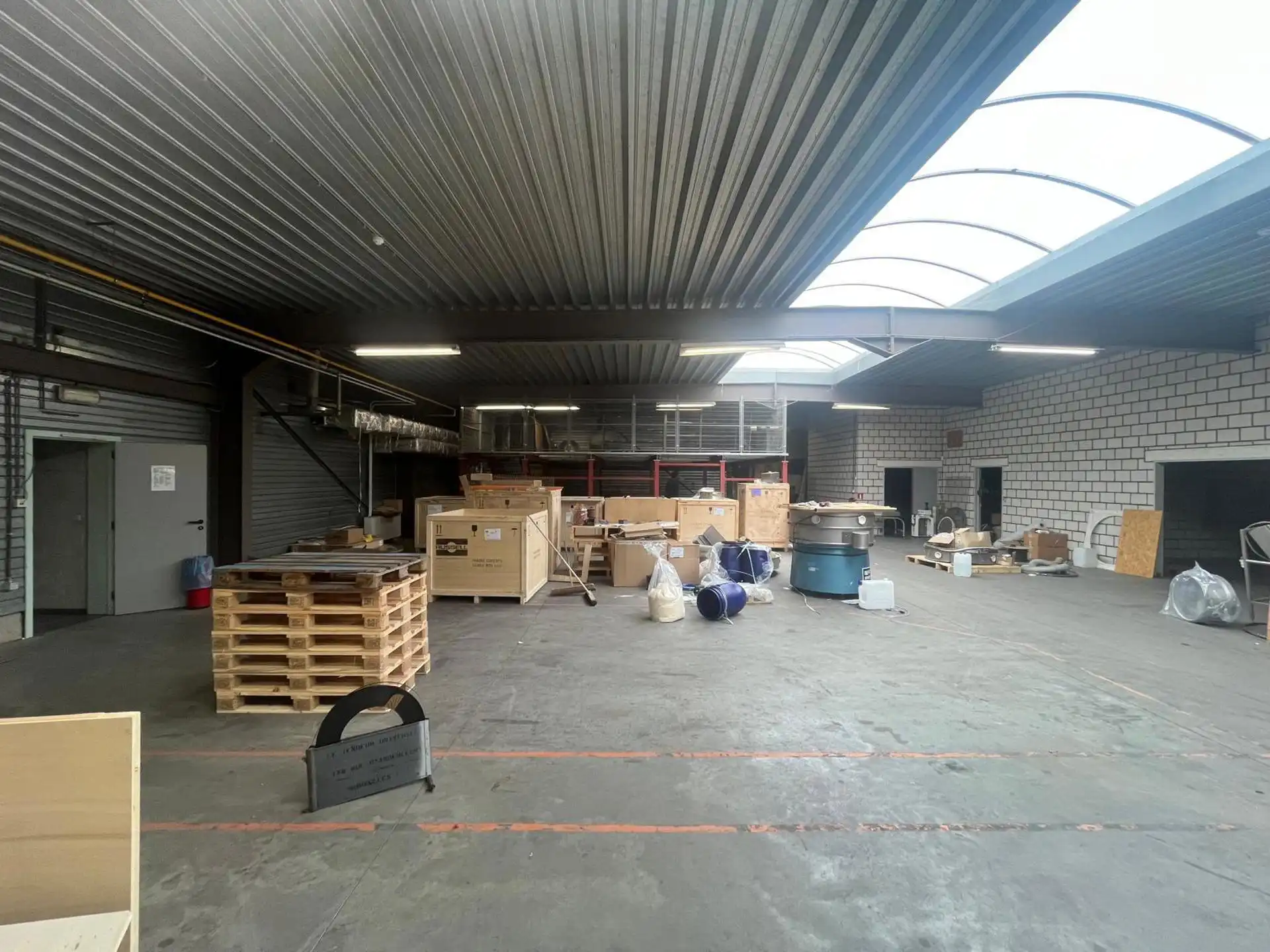 Bedrijfsgebouw magazijn met kantoren Mechelen-Noord foto 4