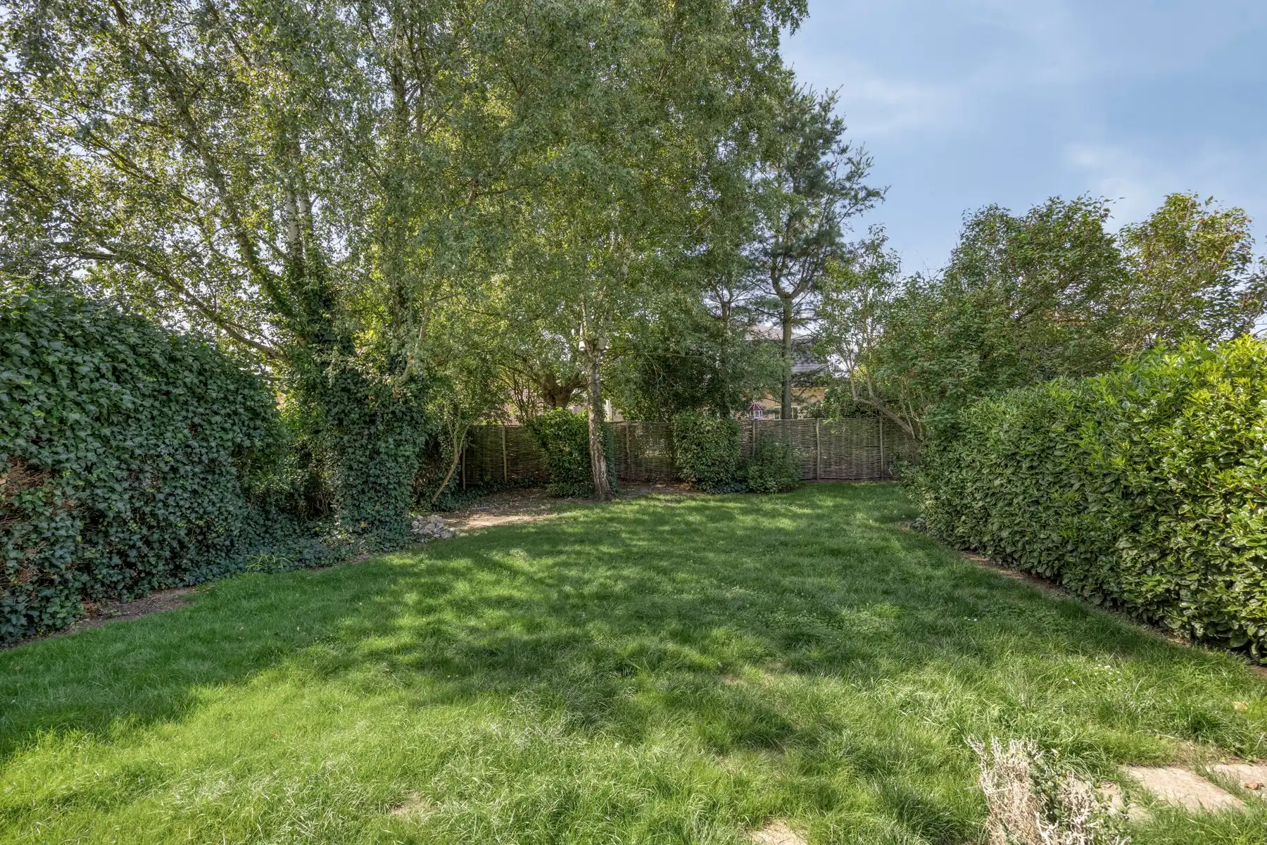 Karaktervolle woning met terras en grote tuin. foto 4