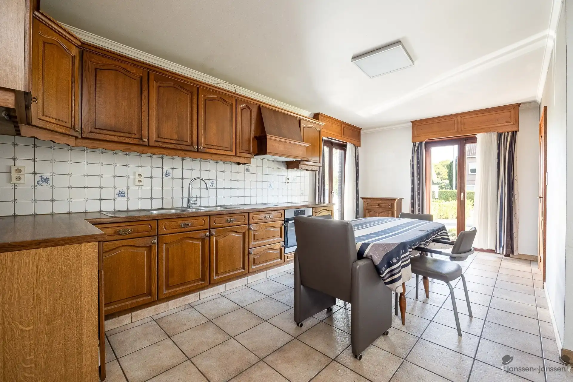 Rustig gelegen villa met uitgestrekte tuin foto 11