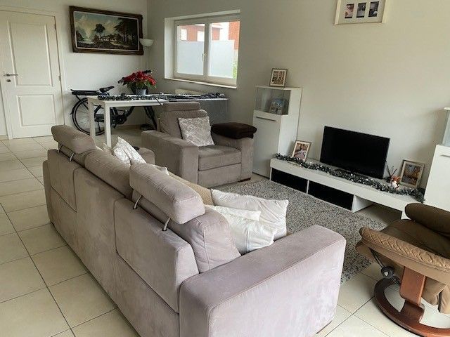 Ruim gelijkvloers appartement met terras en carport. foto 5