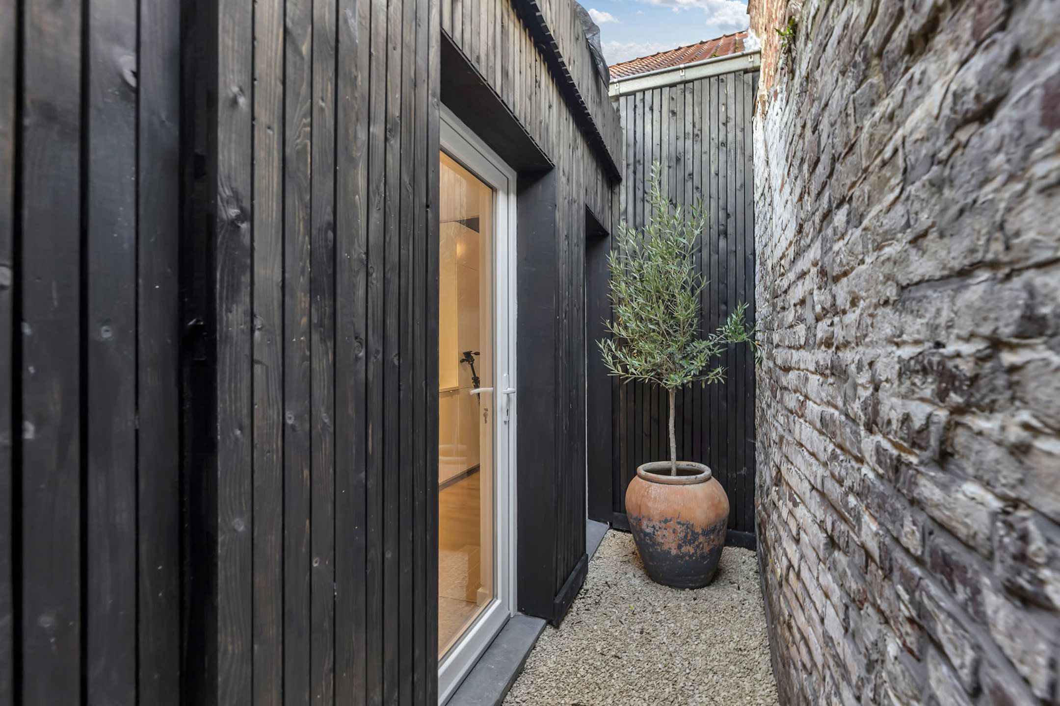 Centraal gelegen instapklare rijwoning foto 12