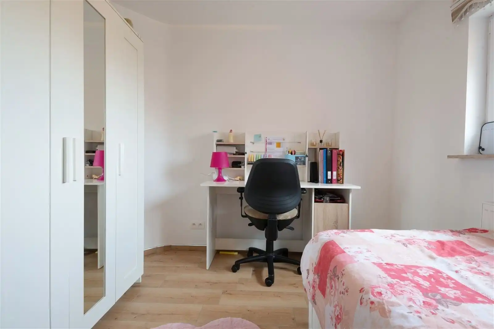 Modern afgewerkte en gerenoveerde gezinswonig met tuin op 2are93 foto 17