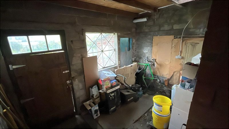 Te renoveren starterswoning met ruime tuin foto 6