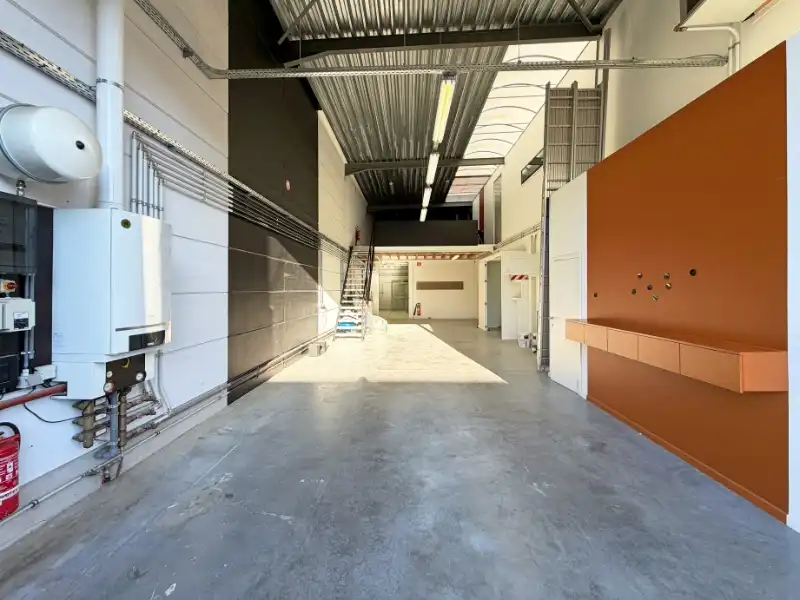Magazijn met showroom te huur foto 2