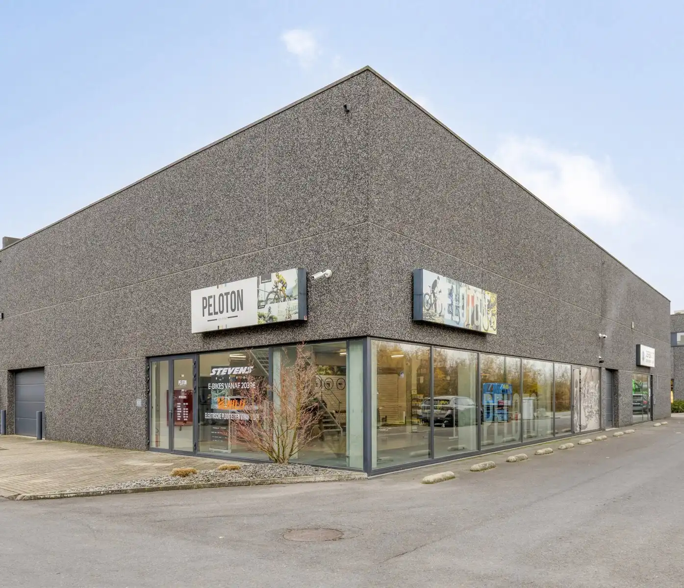 Instapklare bedrijfsruimte op strategische ligging foto {{pictureIndex}}