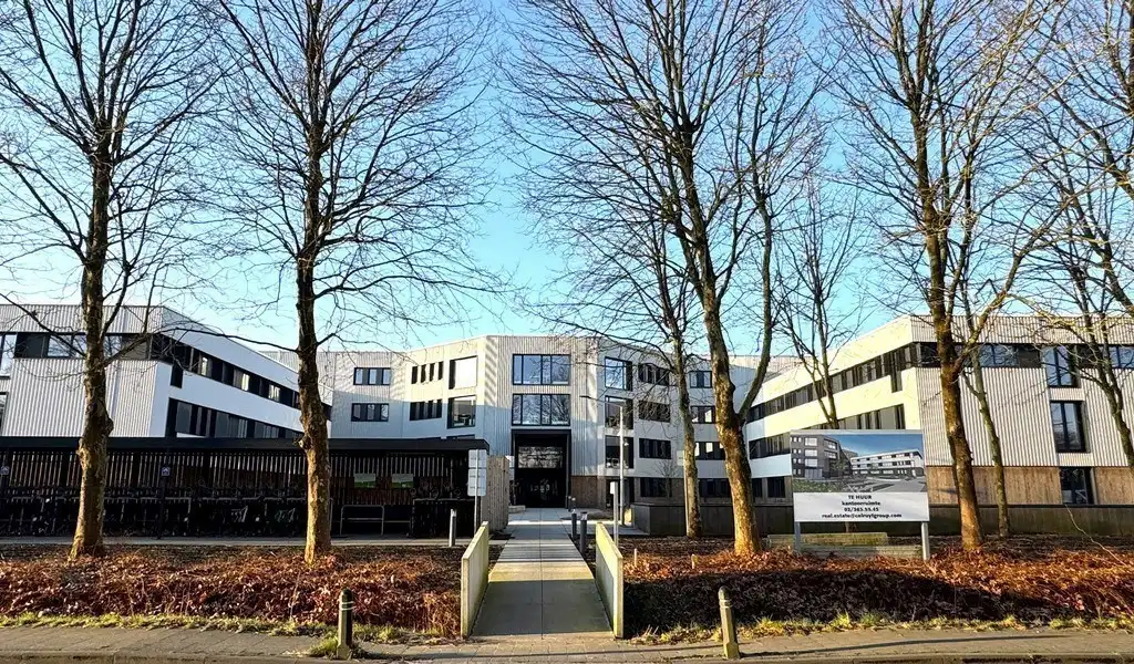 Vernieuwde kantoren te huur op toplocatie in Zwijnaarde foto {{pictureIndex}}