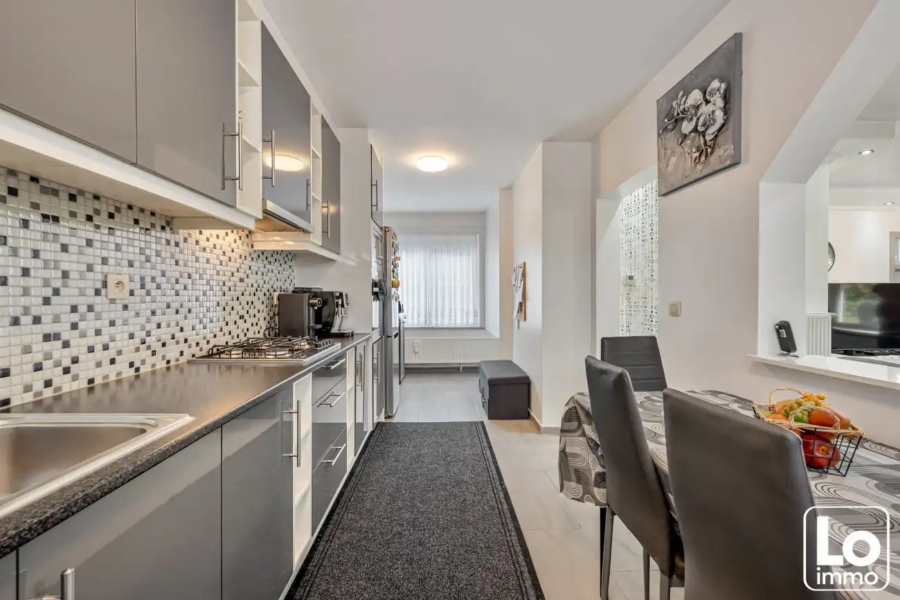 Instap klare half open woning met inpandige garage en kleine voortuin op een toplocatie nabij het centrum van Oostakker! foto 11