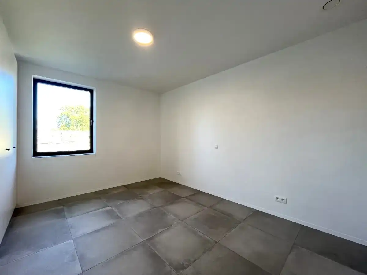 Beselare – Gelijkvloers nieuwbouwappartement met tuin en oprit foto 6