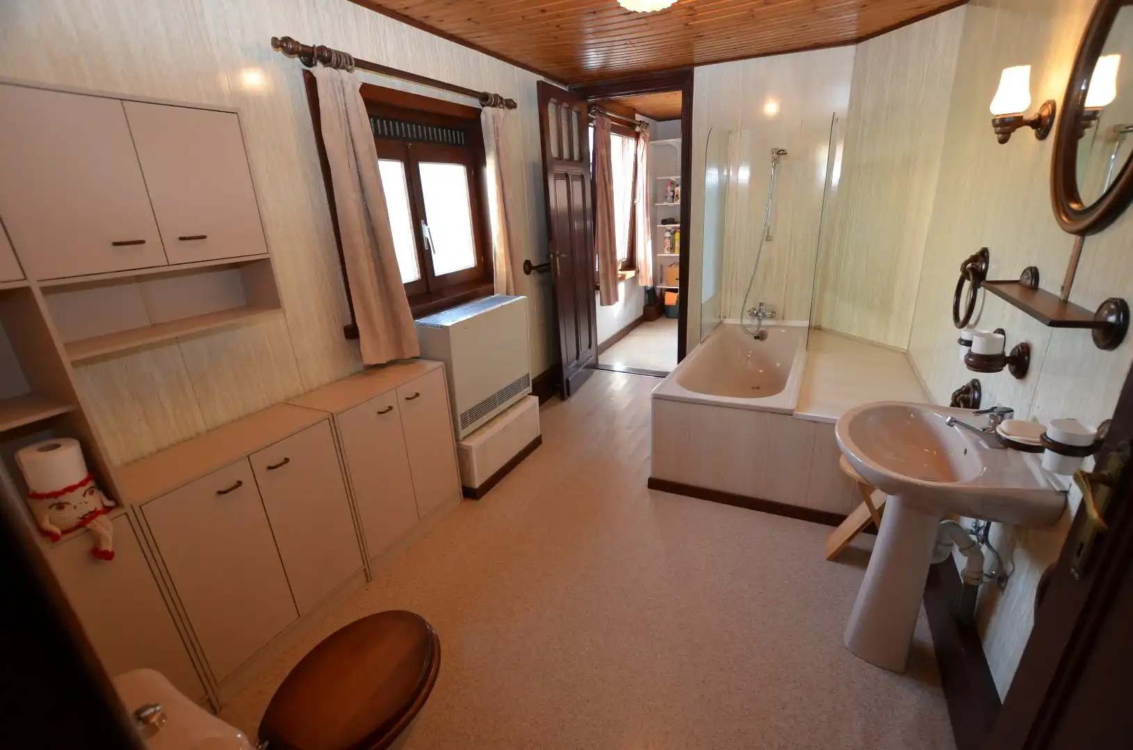 Zeer ruim woonhuis foto 11