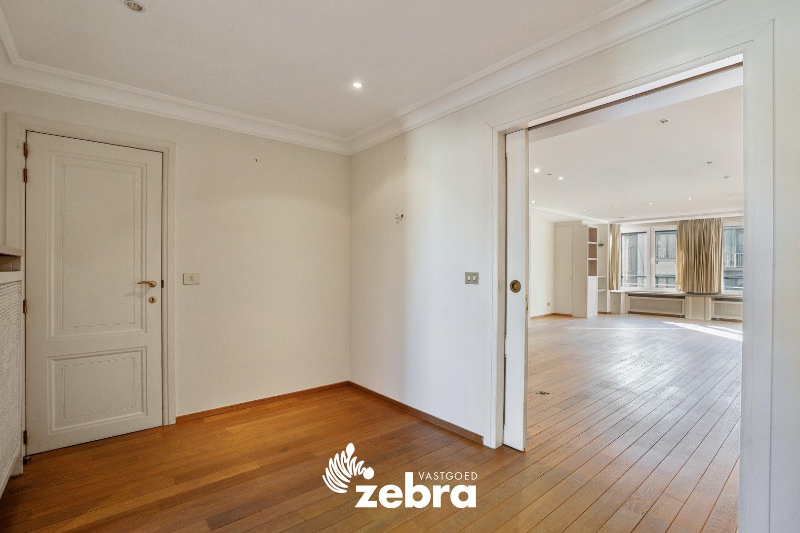 Instapklaar en lichtrijk appartement met 3 slaapkamers in het hart van Kortrijk, vlak bij de Grote Markt! foto 2