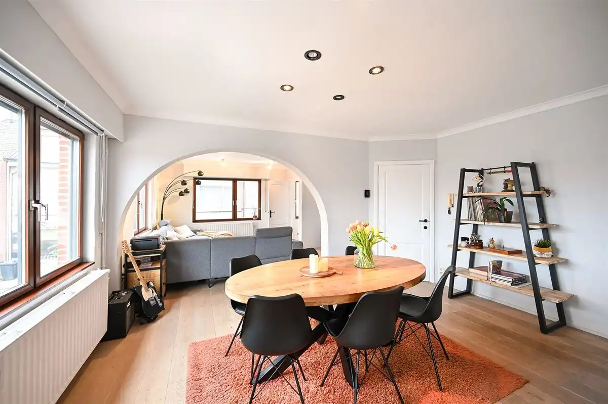 Triplex met 4 slaapkamers en garage foto {{pictureIndex}}