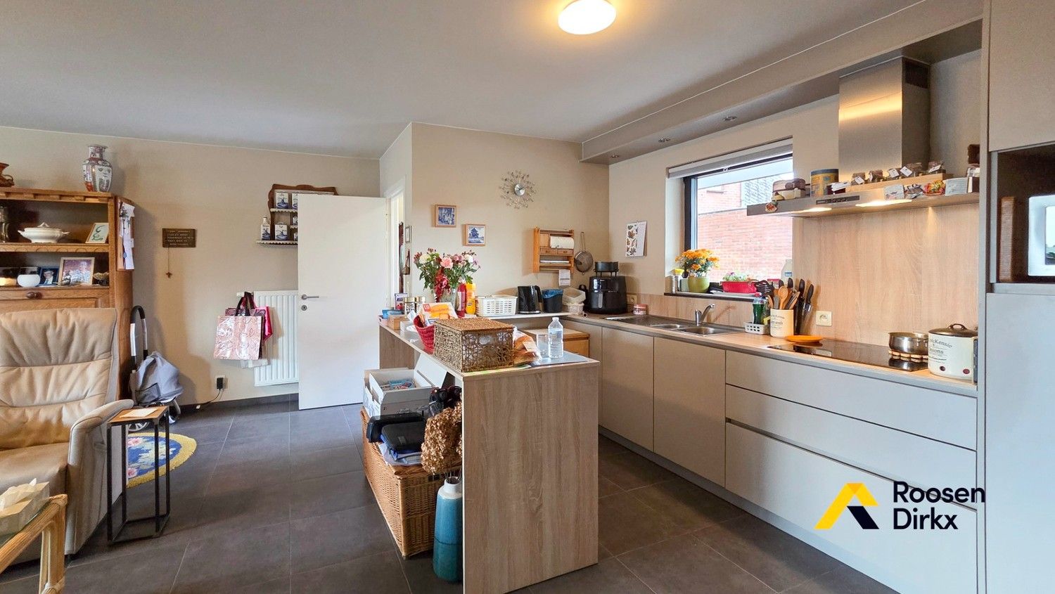 Ruim en kwalitatief appartement met 2 sk's, groot terras, parkeerplaats, berging. foto 15
