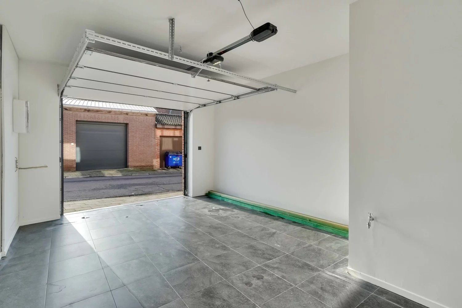 Gerenoveerde woning met vier slaapkamers en inpandige garage foto 17