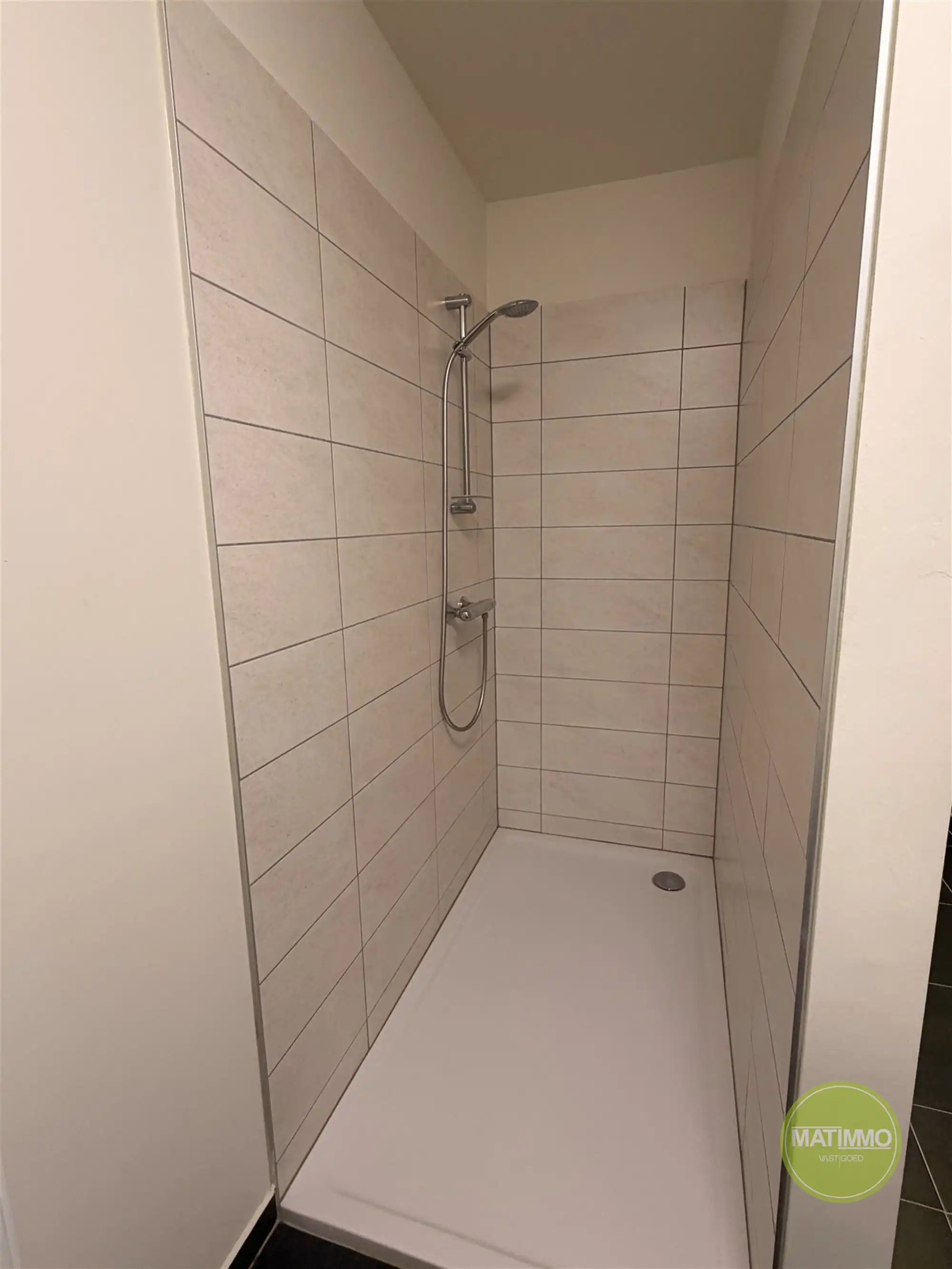 GELIJKVLOERS APPARTEMENT MET PRIVÉTUIN EN CARPORT IN MOL foto 10