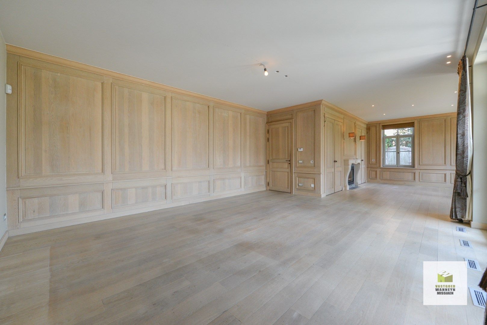 Luxueuze woning met burelen en woonst met zwembad foto 15