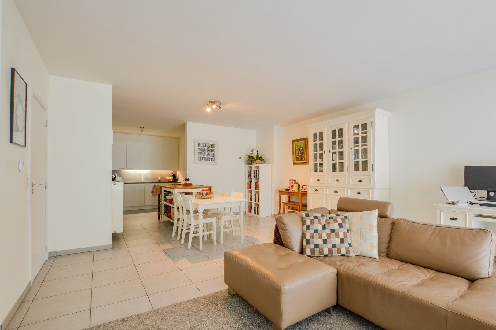 Ruim gelijkvloers appartement (118 m²) in hartje Jabbeke! foto {{pictureIndex}}