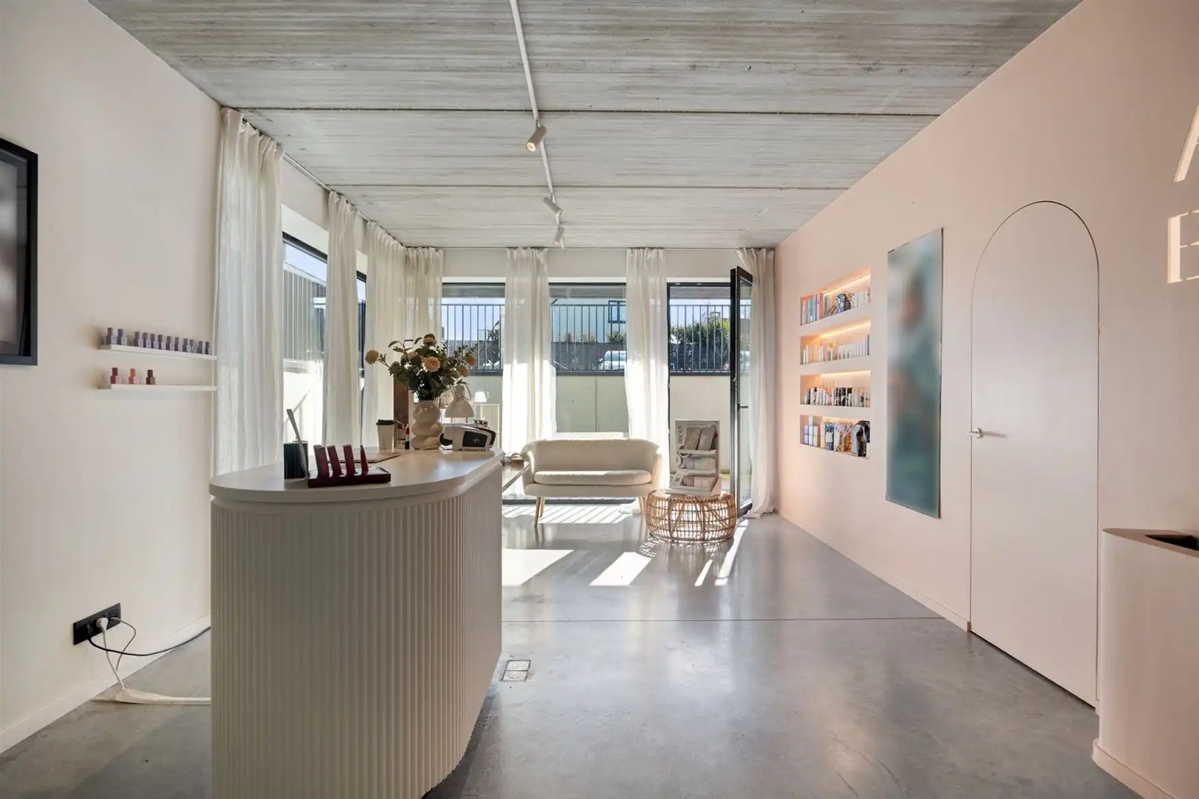 Commercieel pand op toplocatie foto {{pictureIndex}}