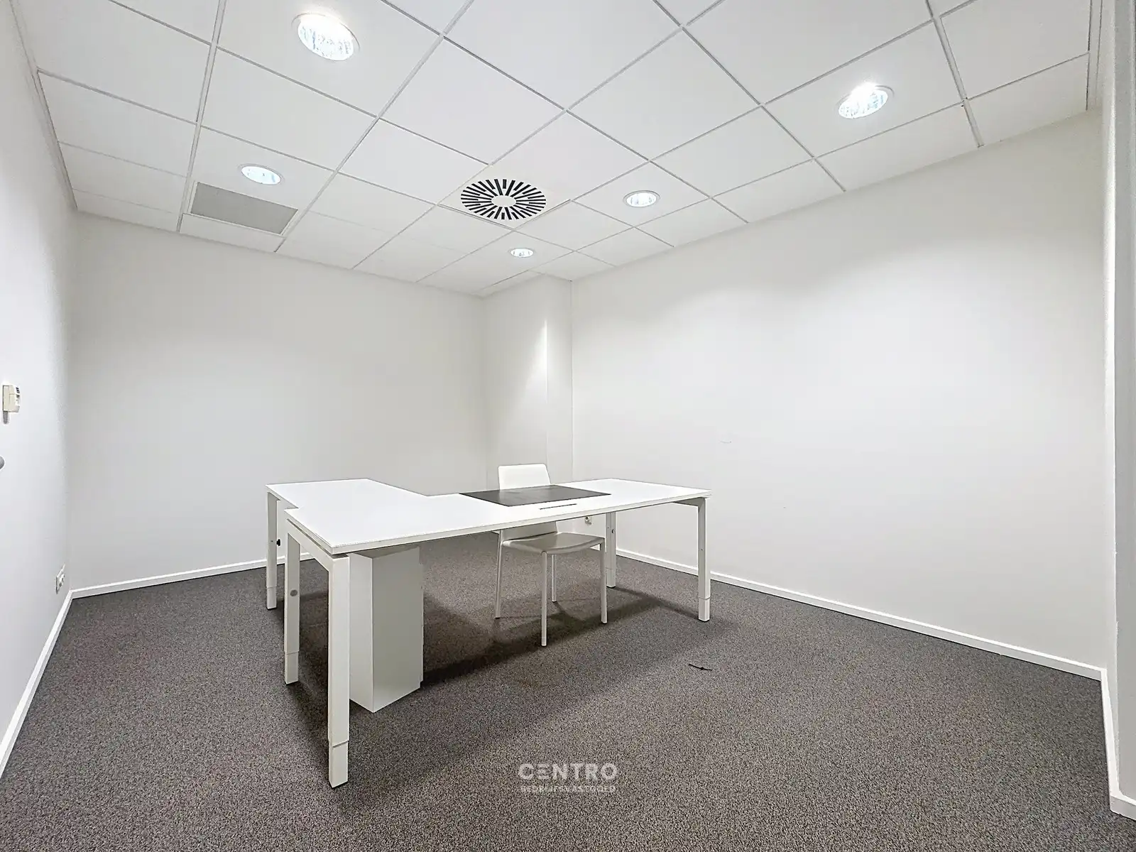Instapklare KANTOORRUIMTEN (430m²) met 10 private parkeerplaatsen, langs een drukke invalsweg van Brugge! foto 9