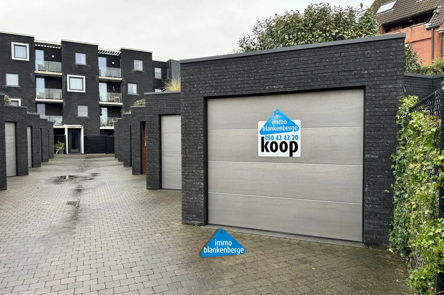 Gelijkvloerse garagebox in afgesloten garagecomplex foto {{pictureIndex}}