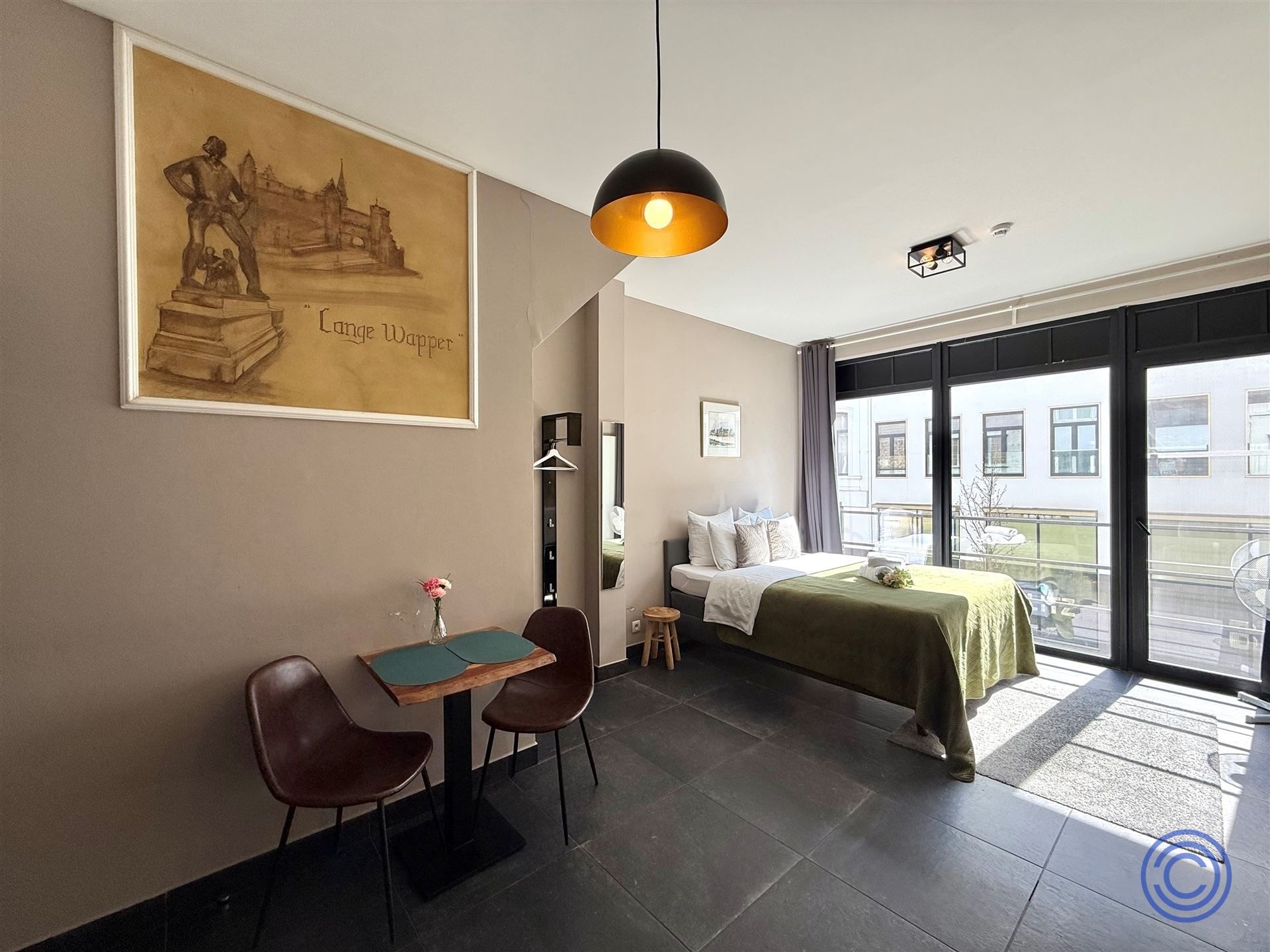 Appartementsgebouw met een handelspand en 3 logies op centrale locatie! foto 9