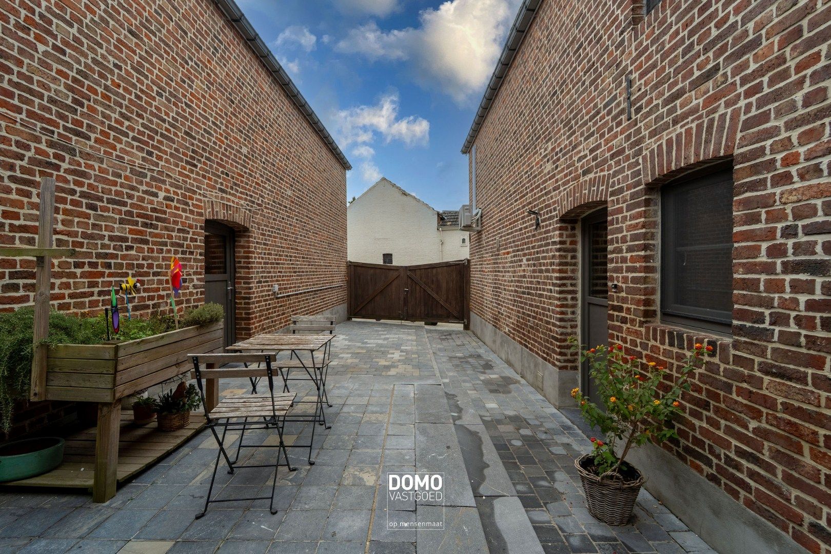 RUIME, INSTAPKLARE EN GERENOVEERDE WONING MET KANTOORGEBOUW INCLUSIEF PARKEERGELEGENHEID, TUIN EN ZWEMBAD TE MIELEN BOVEN AALST (GINGELOM) foto 2
