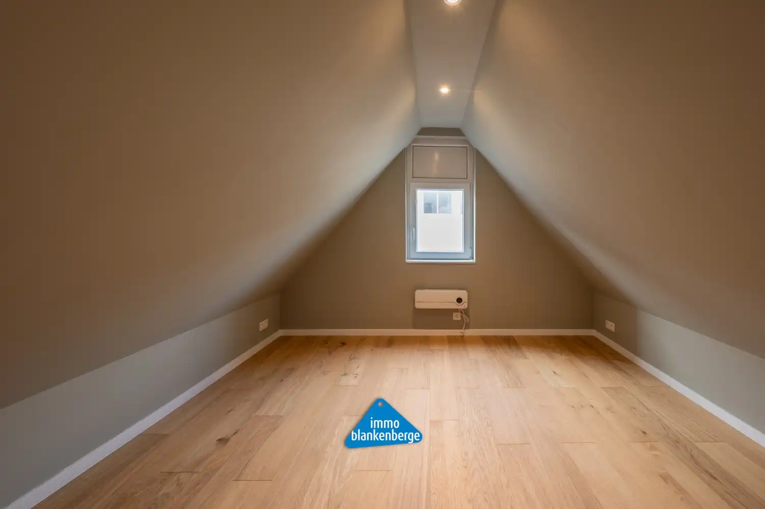 Volledig gerenoveerd duplexappartement nabij het Stationsplein en de Zeedijk foto 10