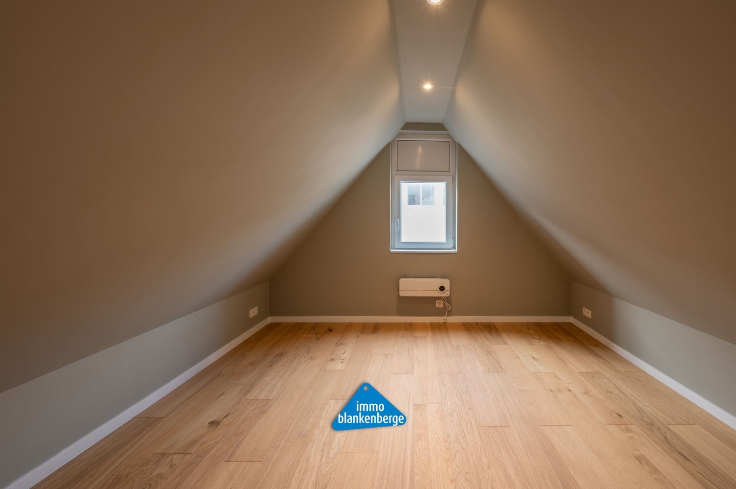 Volledig gerenoveerd duplexappartement nabij het Stationsplein en de Zeedijk foto 10