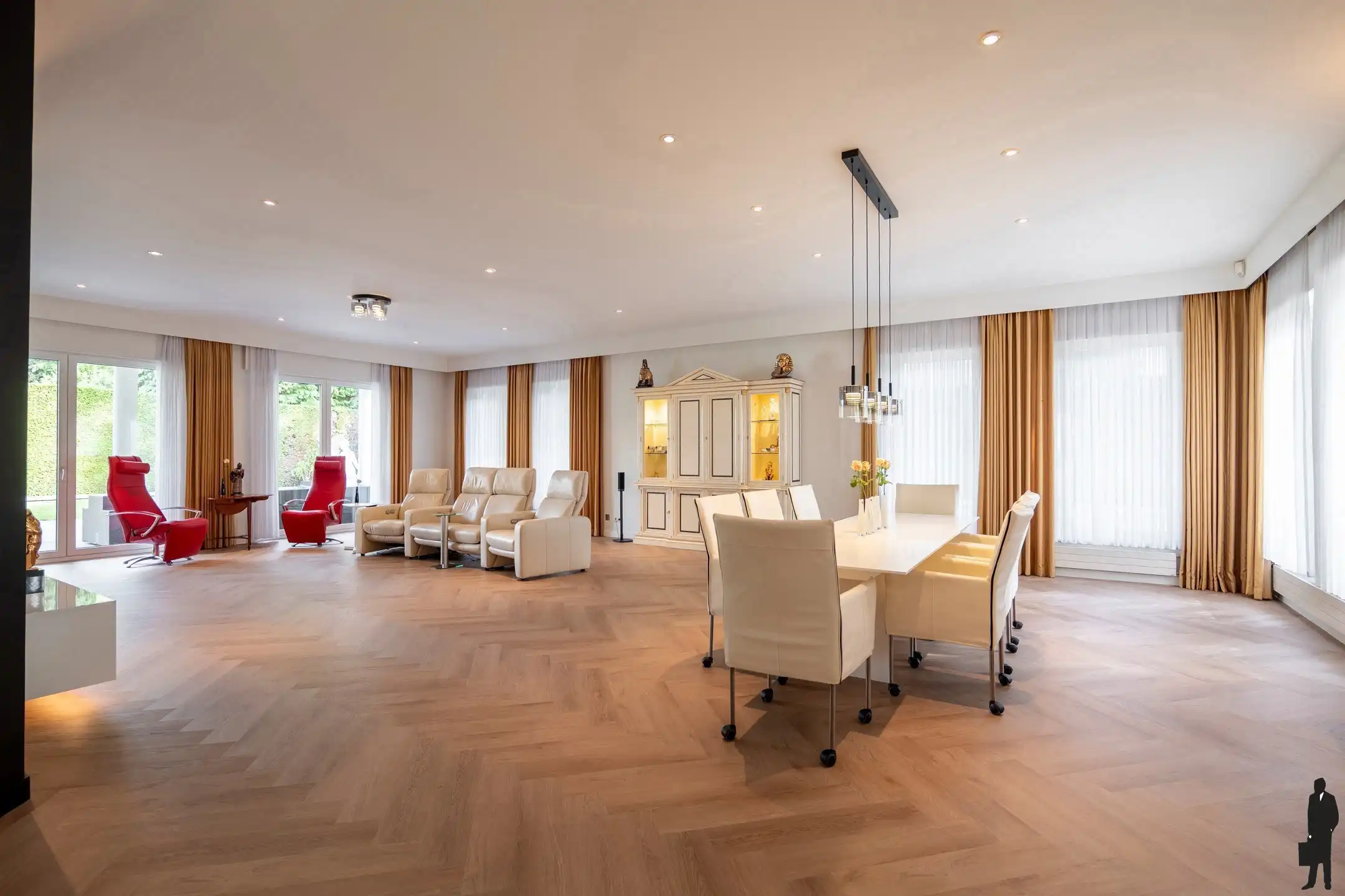 Riante villa (maar liefst 454m² woonopp.) vlakbij Nederland foto 5